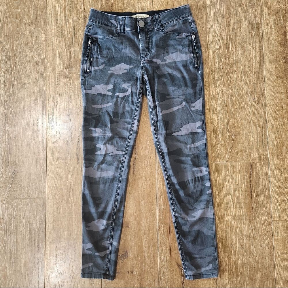 Democracy 'Ab' technology camo skinny pants size 4 casual comfort everyday